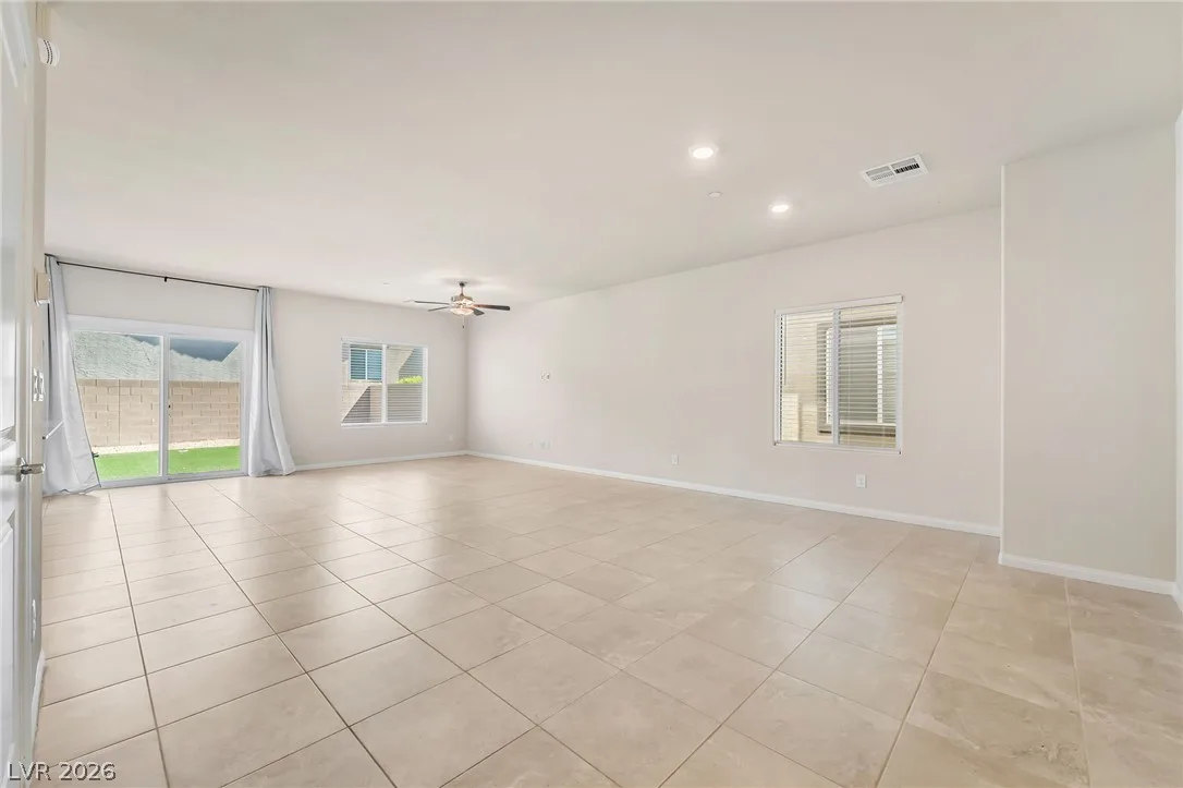 472 Silverweed Avenue — photo 3