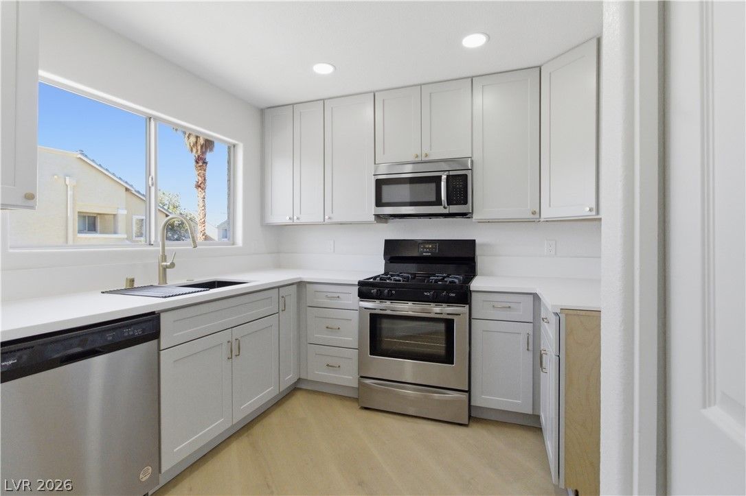 1501 Linnbaker Lane 202 — photo 2