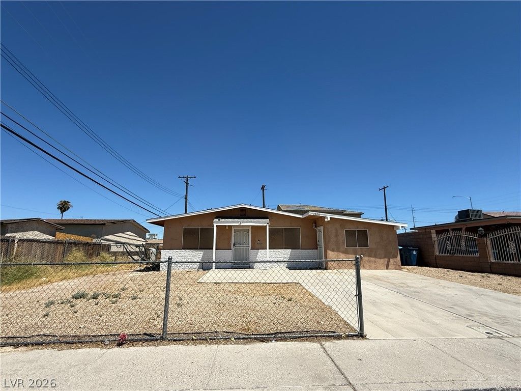 2420 North Street — photo 2 of 22
