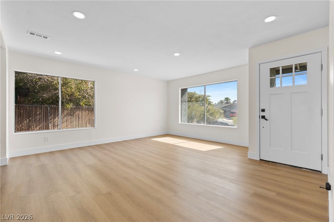 5595 Chestnut Street — photo 4 of 27