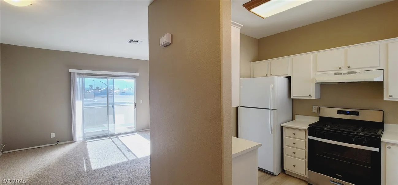 1900 North Torrey Pines Drive 203 — photo 2