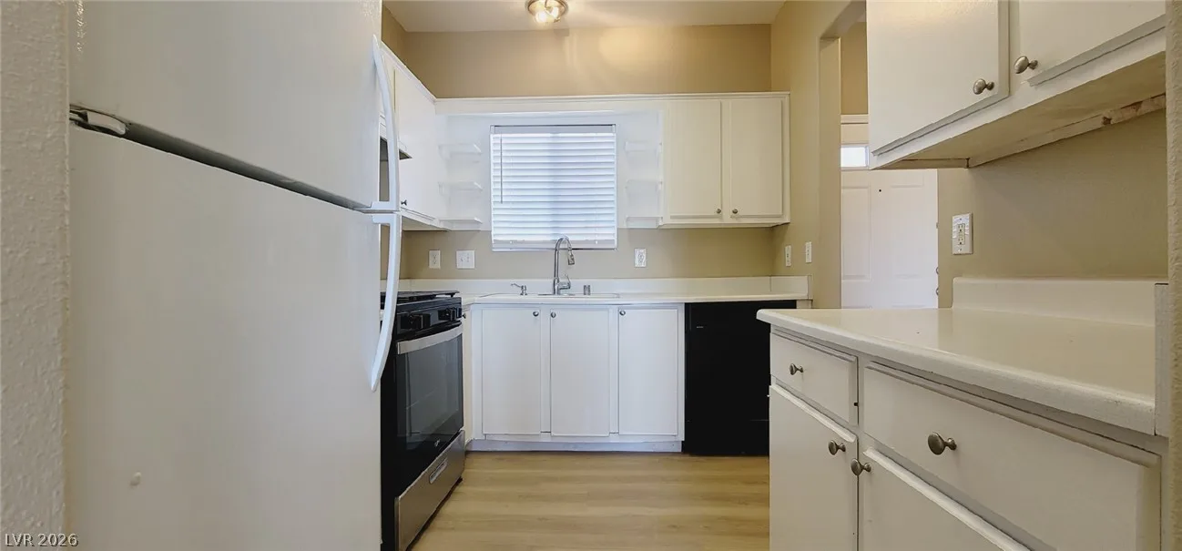 1900 North Torrey Pines Drive 203 — photo 5