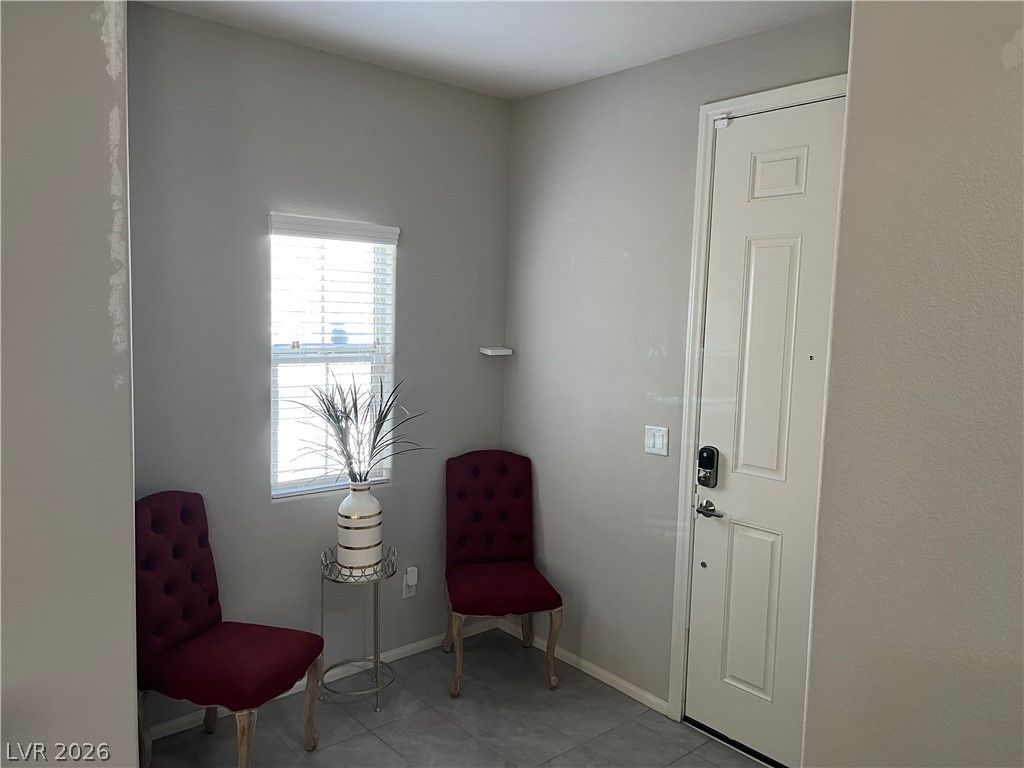 1217 West Arc Dome Avenue — photo 2