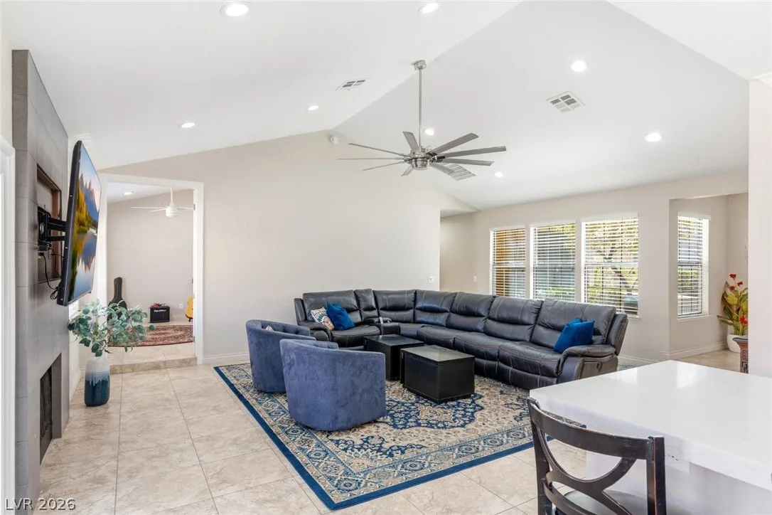 219 North Cimarron Road — photo 3