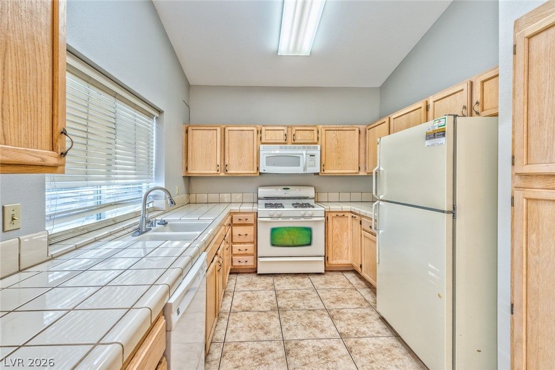 8661 Freeport Lane — photo 4 of 12