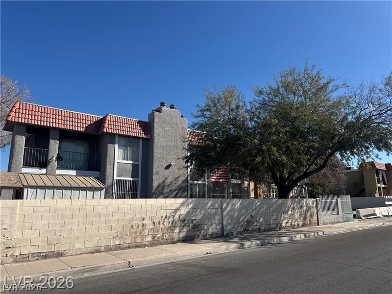 2185 Exeter Drive — photo 2 of 4