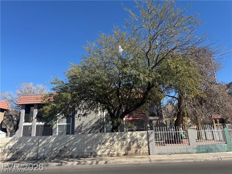 2185 Exeter Drive — photo 3 of 4