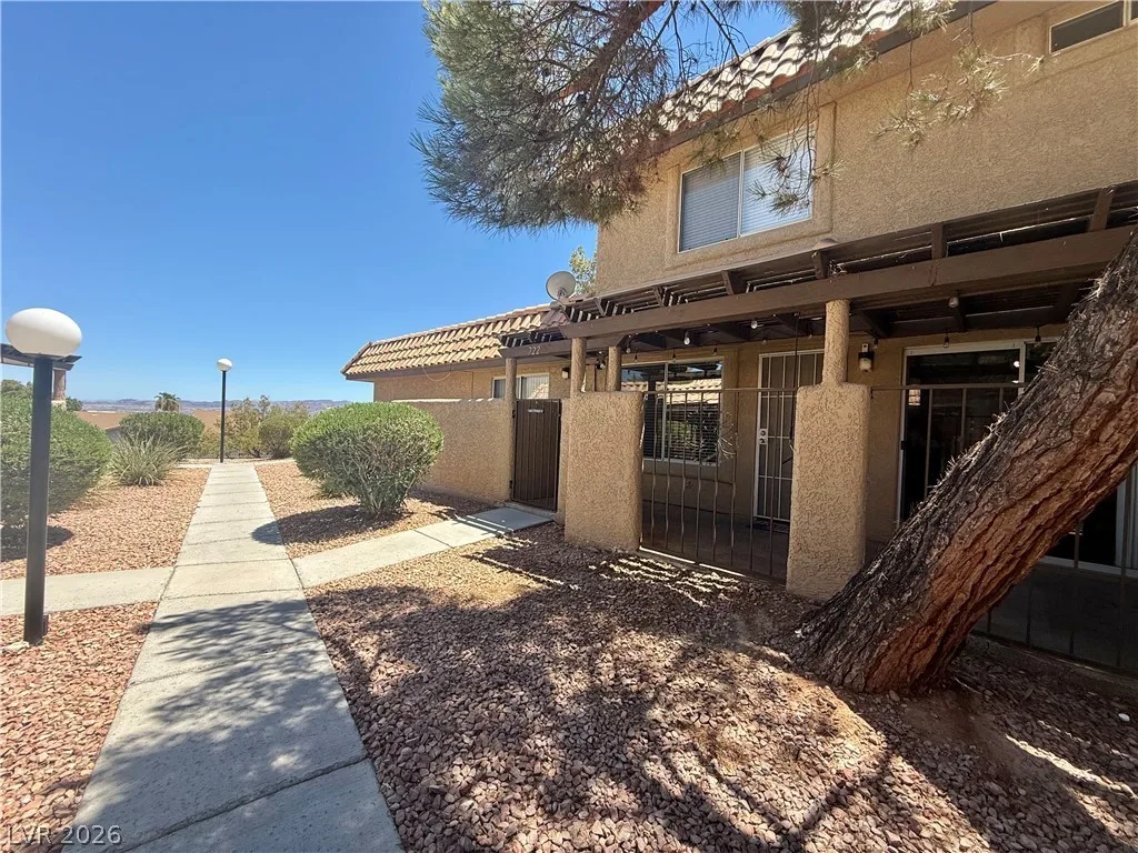 722 Nectarine Court 0 — photo 2