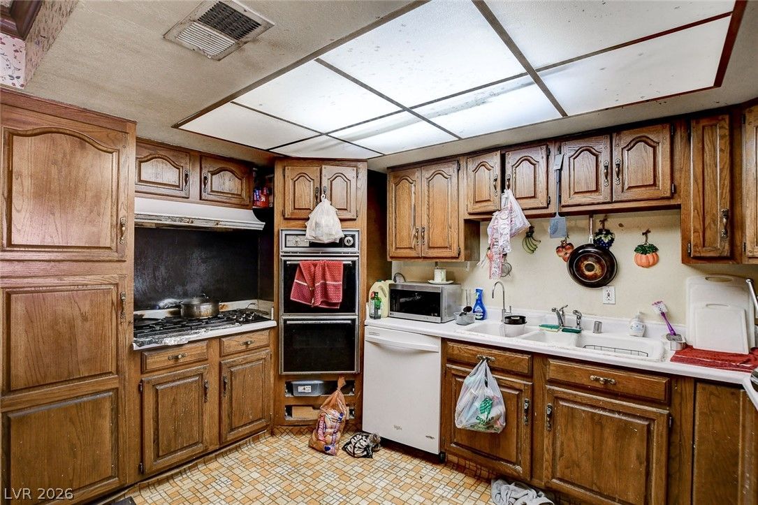8069 Red Barn Drive — photo 4