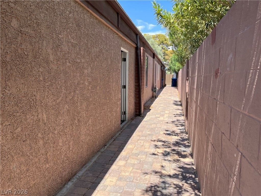 1018 Bel Air Circle — photo 3 of 21