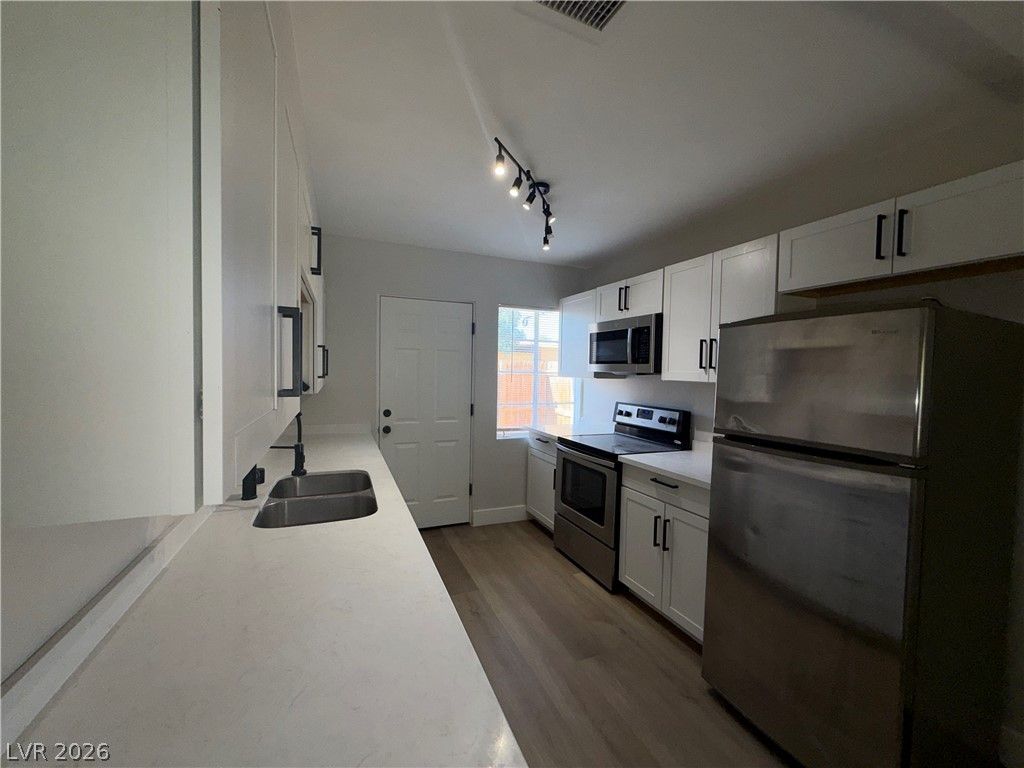 1628 Thelma Lane 1628 — photo 3 of 9
