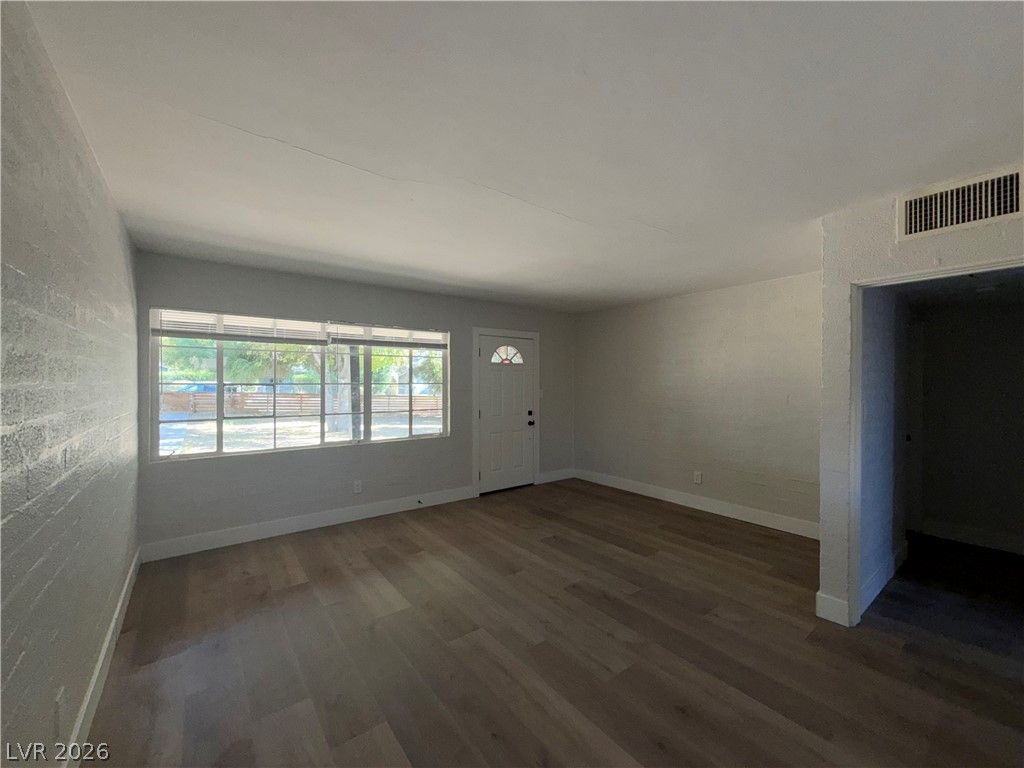 1628 Thelma Lane 1628 — photo 4 of 9