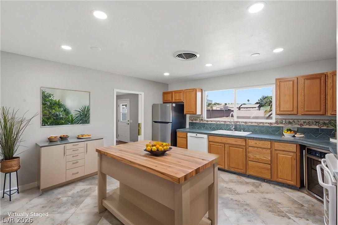 7989 Red Barn Drive — photo 3 of 29