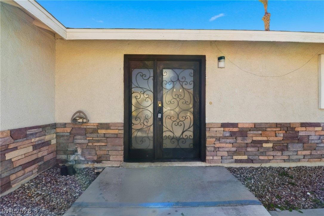 6825 West Oakey Boulevard — photo 2