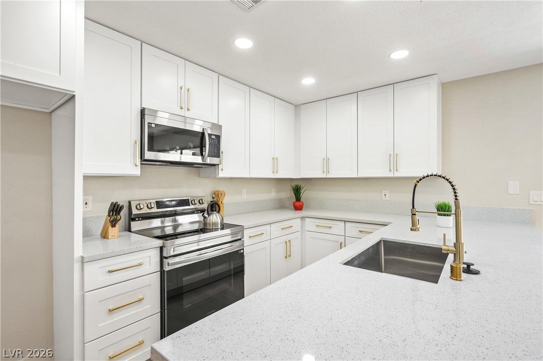 604 Overland Drive — photo 4 of 31