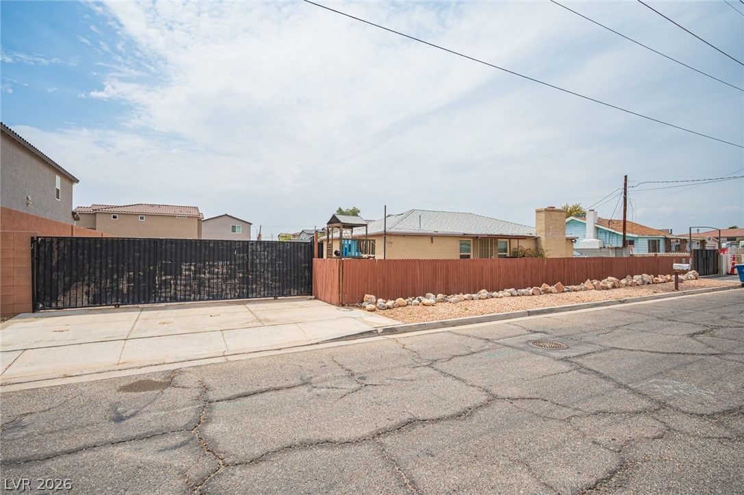 5841 Dodd Street — photo 1