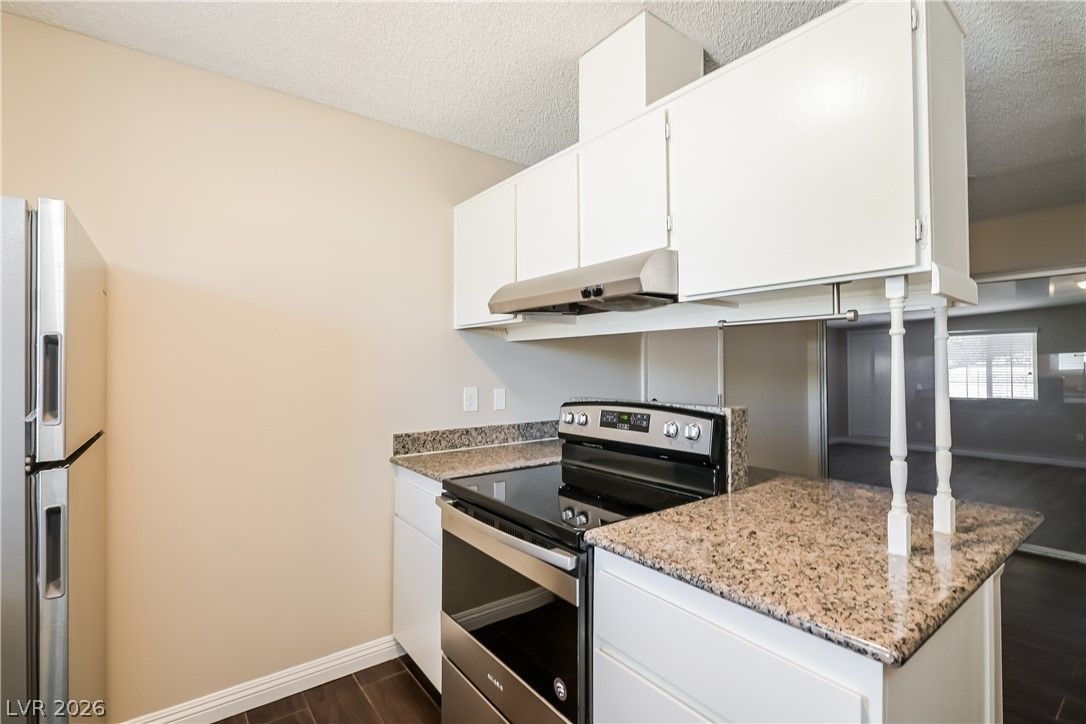 422 Chateau Drive — photo 2