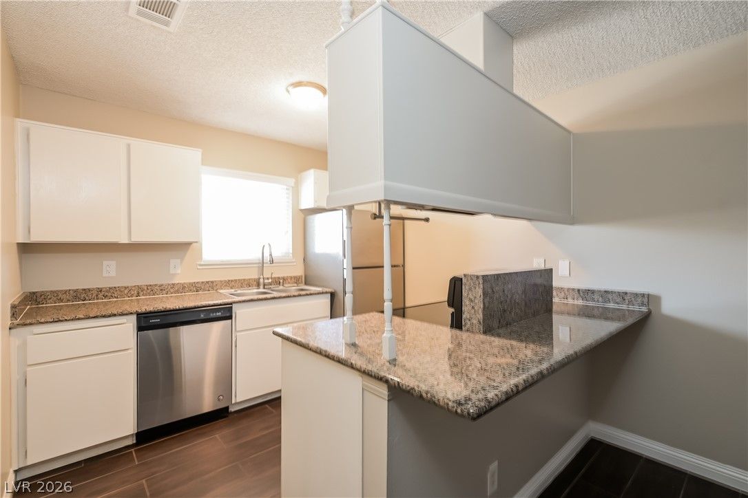 422 Chateau Drive — photo 3