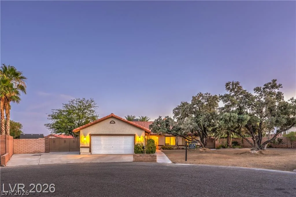5325 North El Capitan Way — photo 2