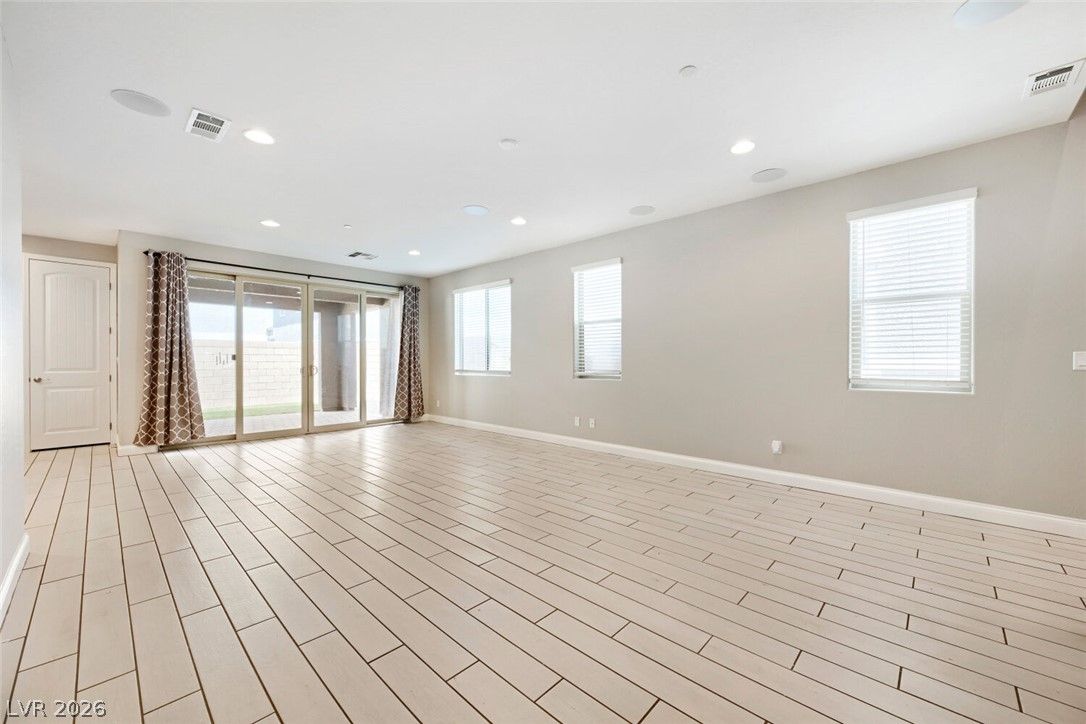164 Pace Avenue — photo 5 of 21