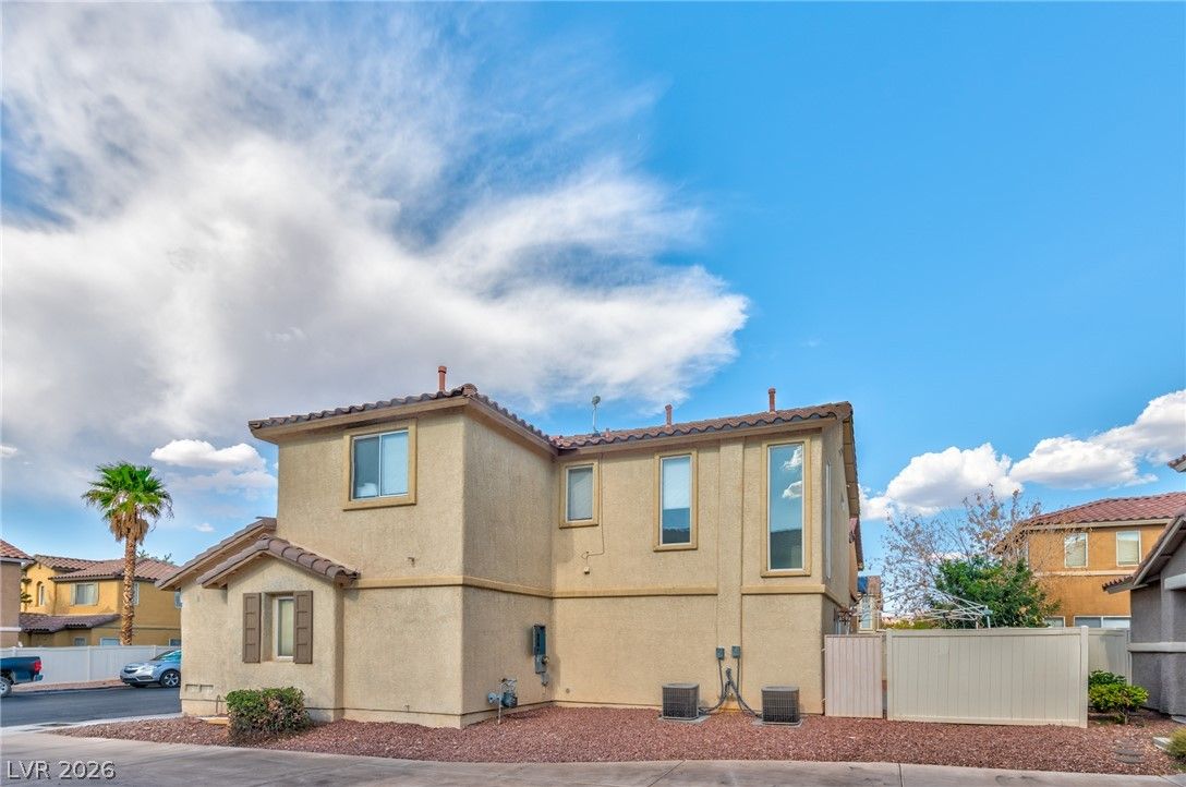 949 Medina De Leon Avenue — photo 4 of 20