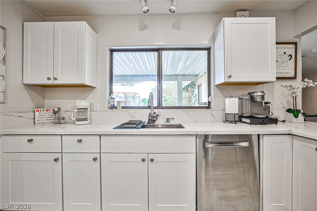 1505 Hialeah Drive — photo 3 of 12