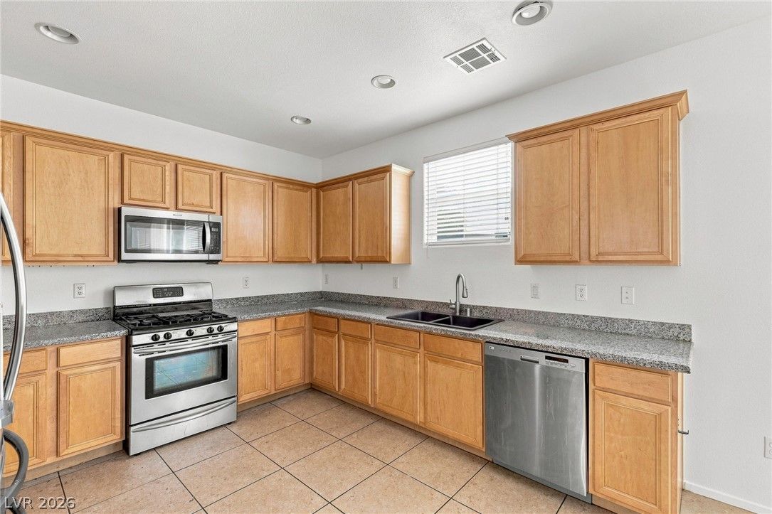 1213 High Altitude Avenue — photo 2 of 43