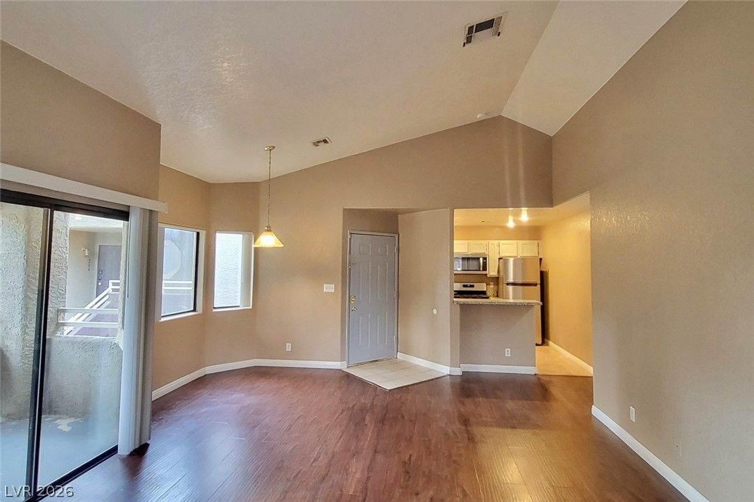 5044 South Rainbow Boulevard 206 — photo 2