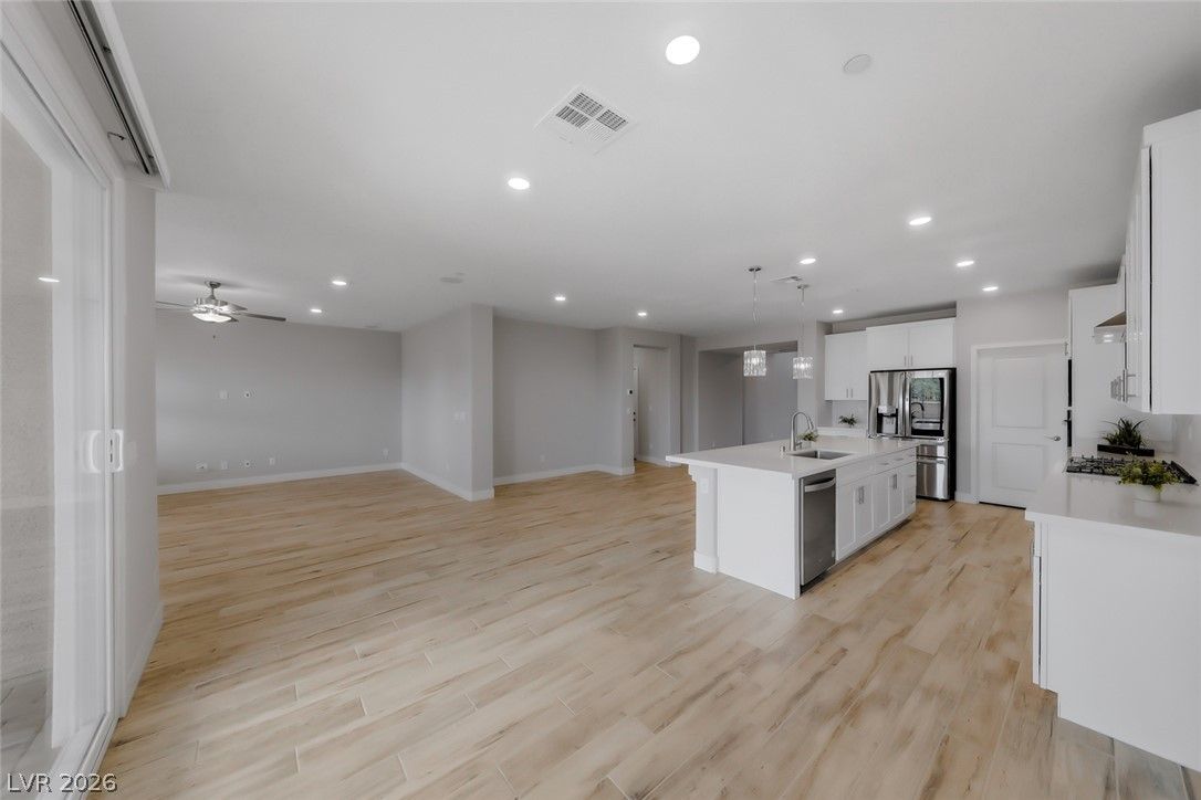 445 Winter Dove Avenue — photo 2