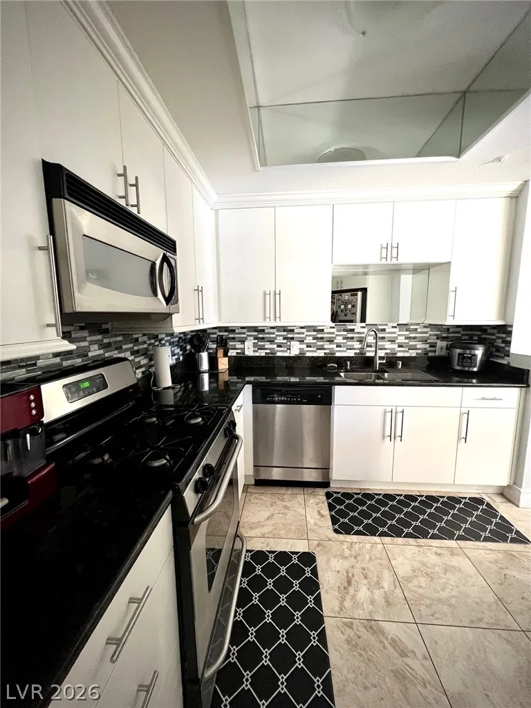 260 FLAMINGO Road 109 — photo 4 of 11