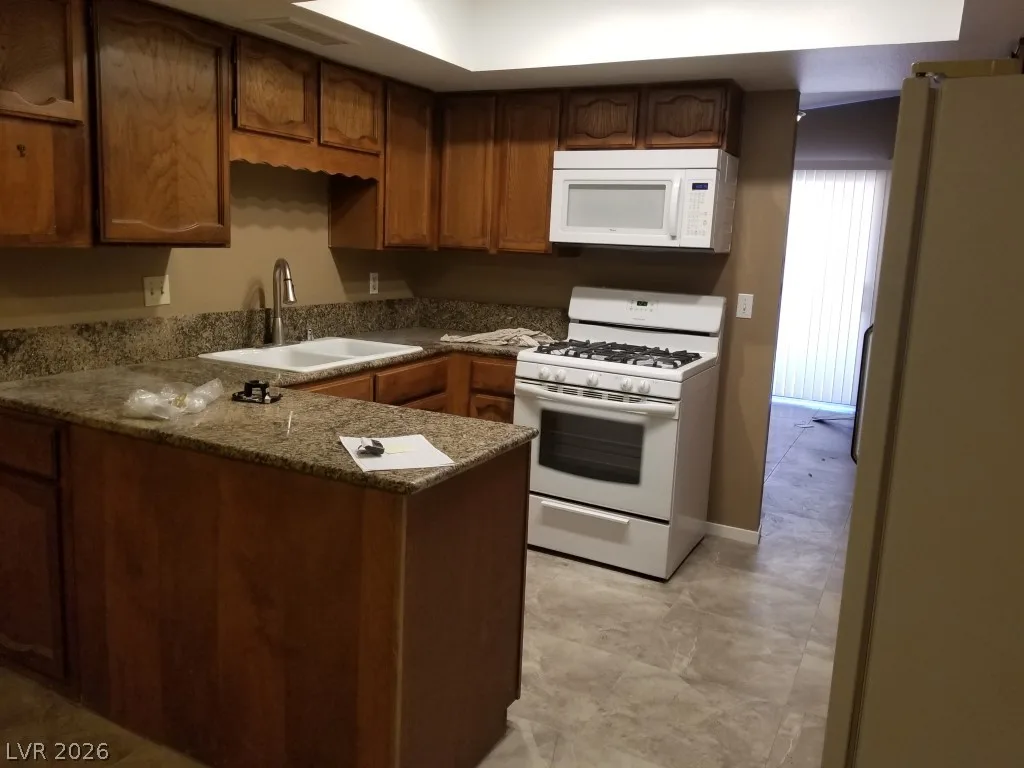 504 GRIMSBY Avenue — photo 2