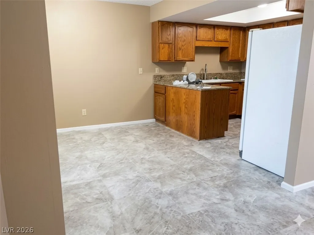 504 GRIMSBY Avenue — photo 4