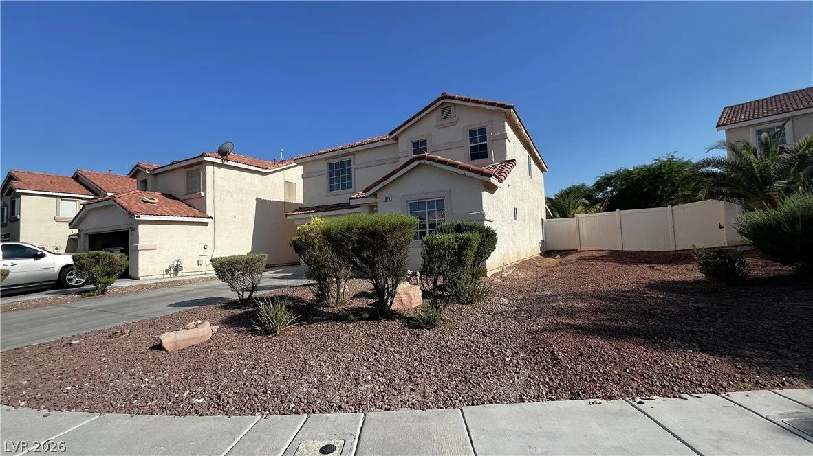1015 Pearl Marble Avenue — photo 3