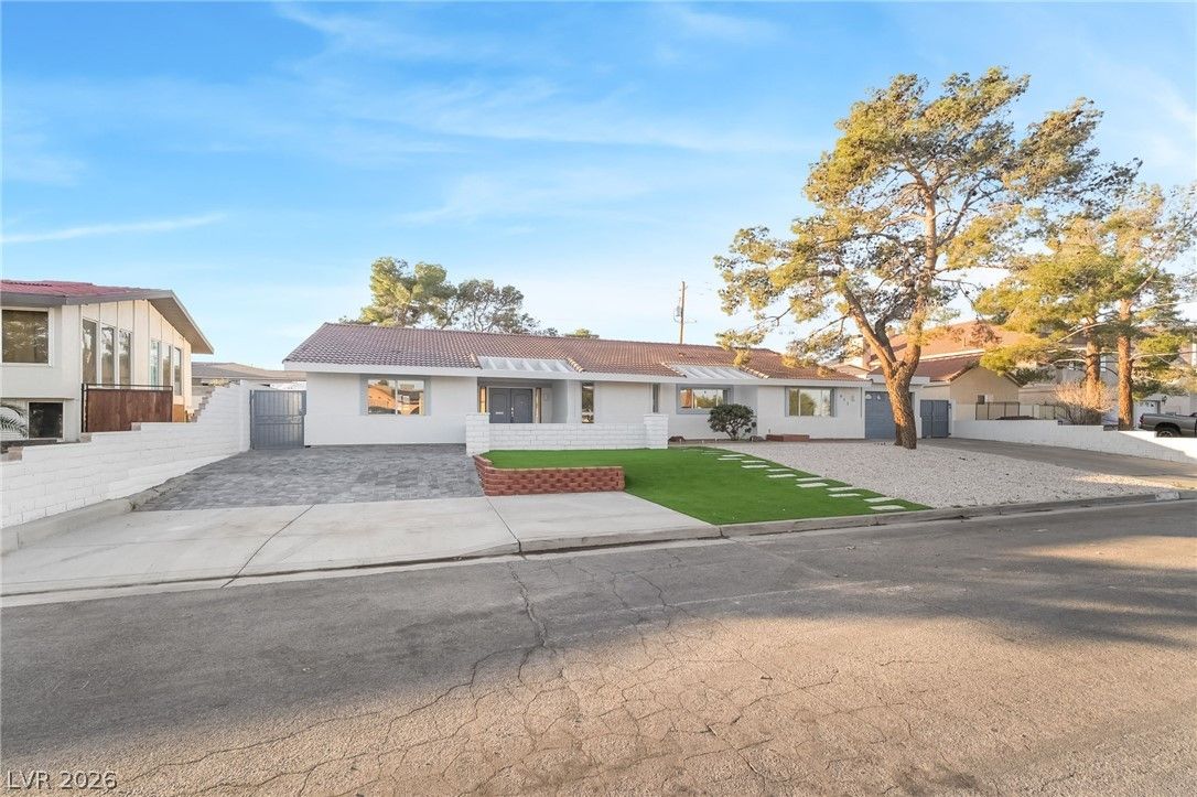 611 East Fairway Road — photo 3