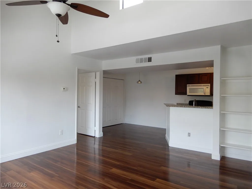 5122 South Jones Boulevard 201 — photo 2