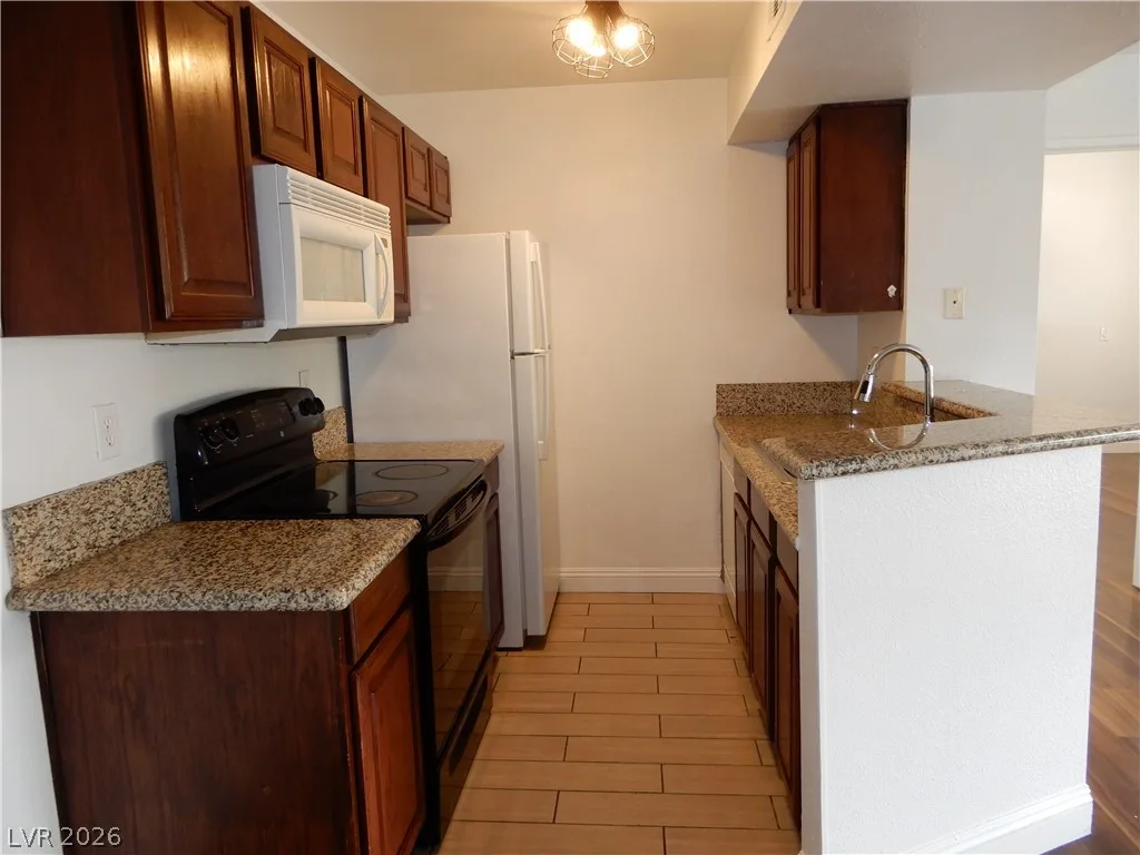 5122 South Jones Boulevard 201 — photo 4