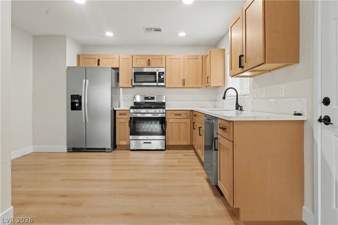 5162 Paradise Skies Avenue — photo 1