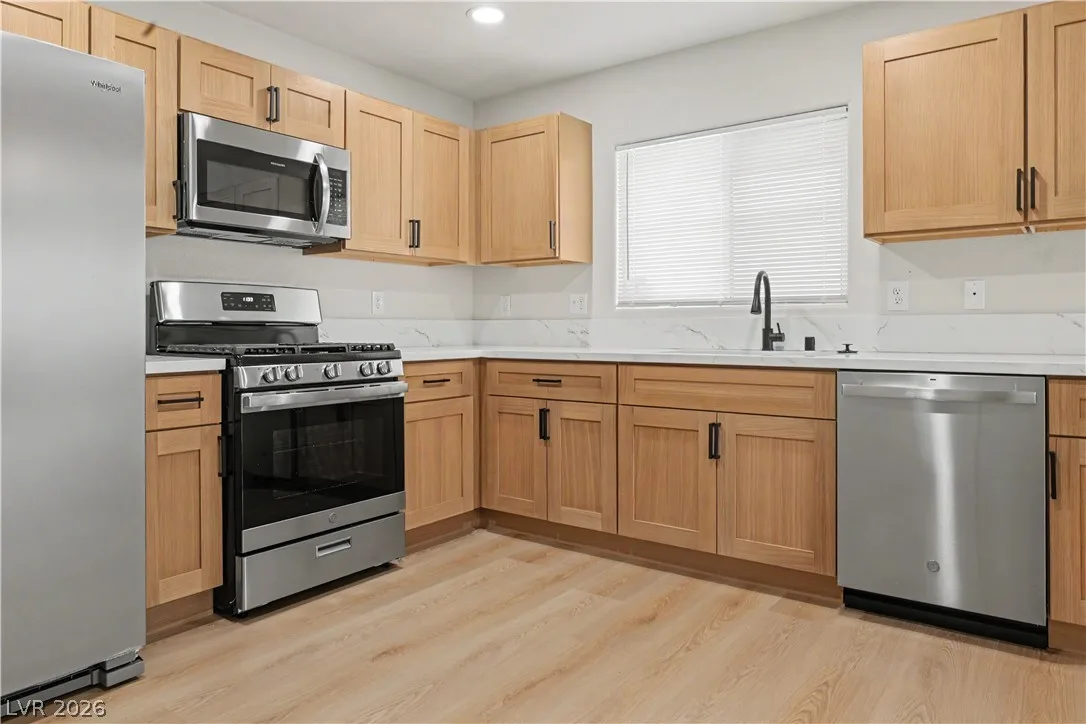5162 Paradise Skies Avenue — photo 2