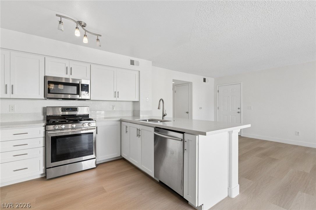 7901 Ryandale Circle 102 — photo 3 of 28