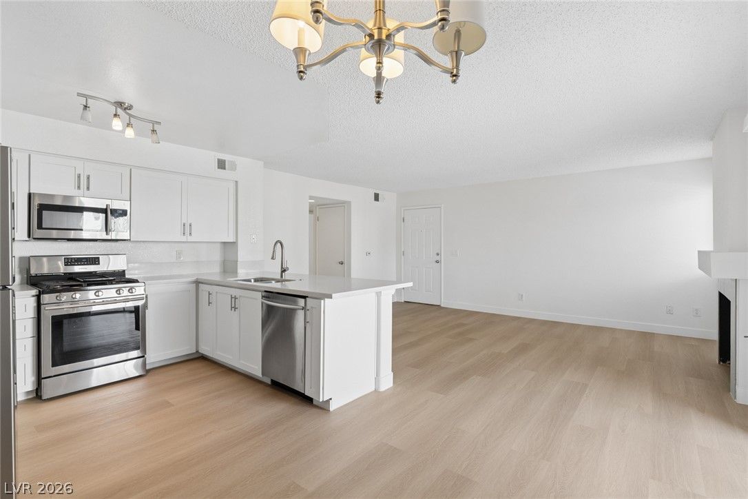 7901 Ryandale Circle 102 — photo 5 of 28