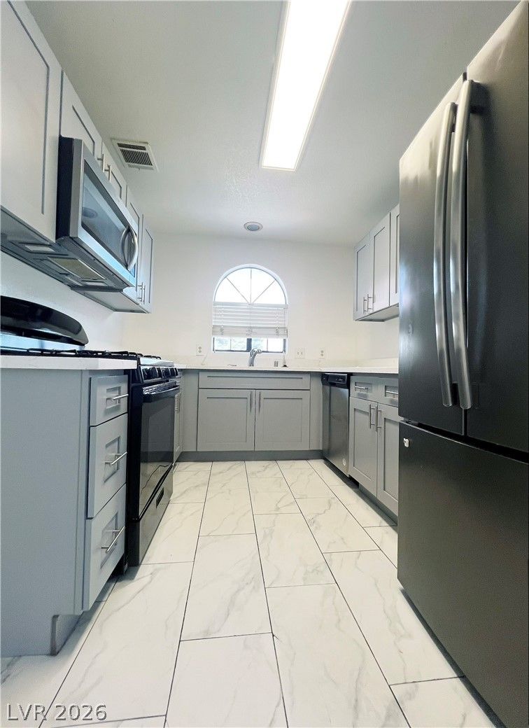 1405 Santa Margarita Street E — photo 4 of 11