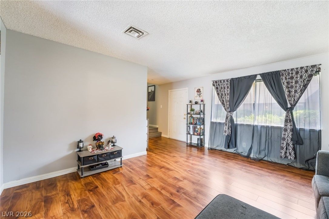 6135 Meadowgrass Lane — photo 4