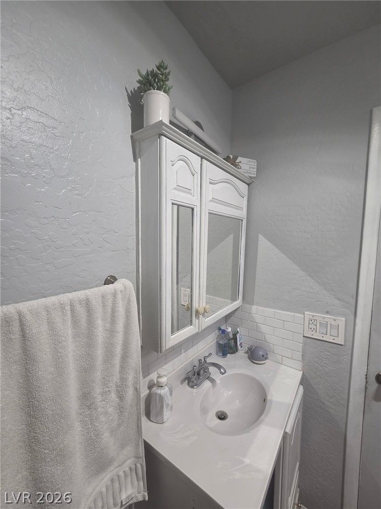 2036 Canterbury Drive — photo 3 of 29