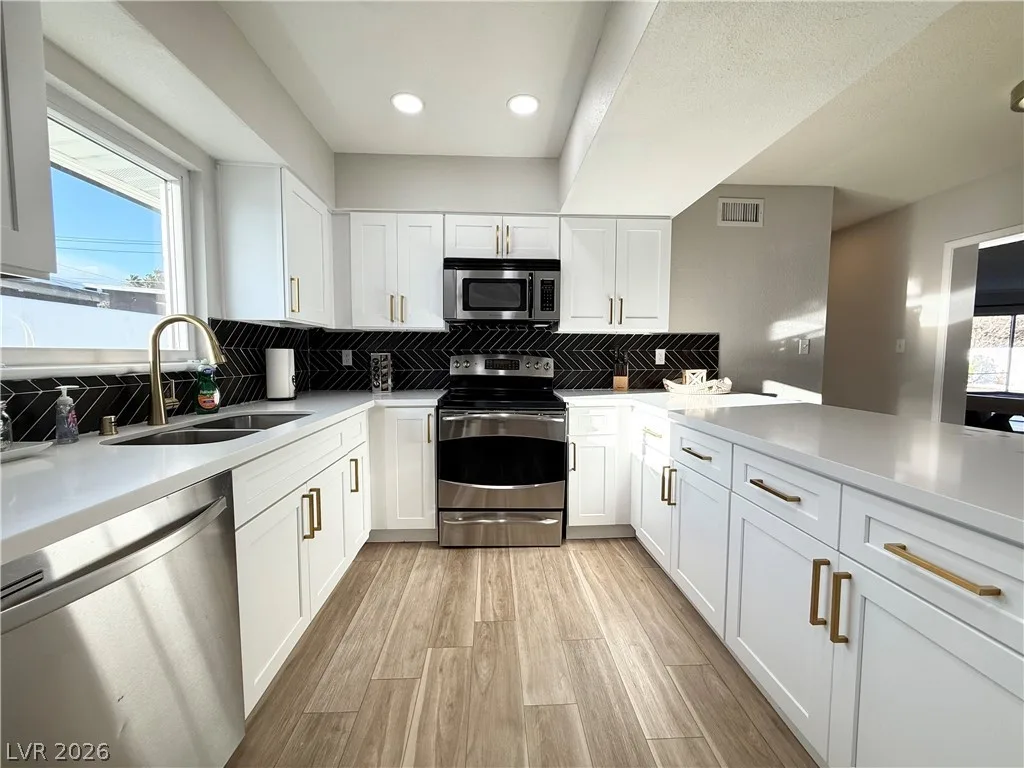 1526 East Twain Avenue — photo 3