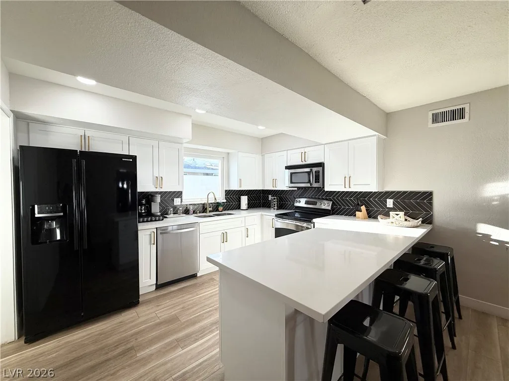 1526 East Twain Avenue — photo 4
