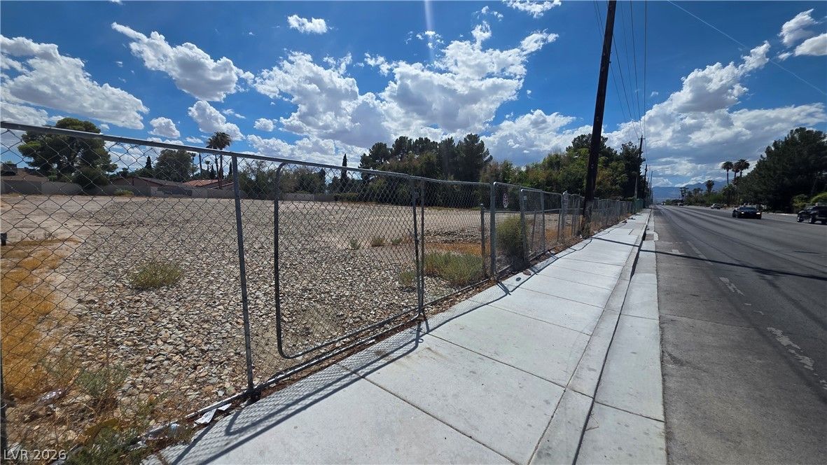 3995 West Vegas Drive — photo 3 of 10