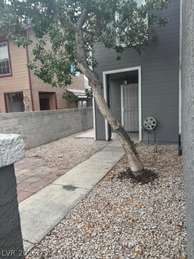 1681 Duarte Drive — photo 2
