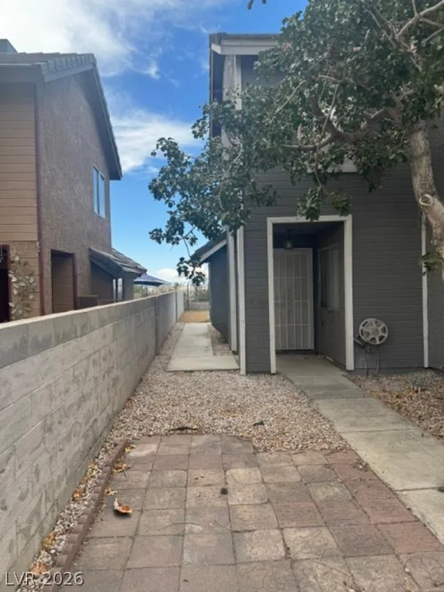 1681 Duarte Drive — photo 3