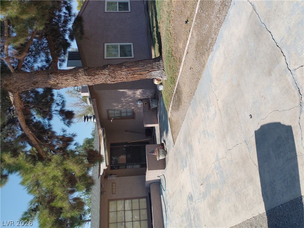 1028 Francis Avenue — photo 2 of 11