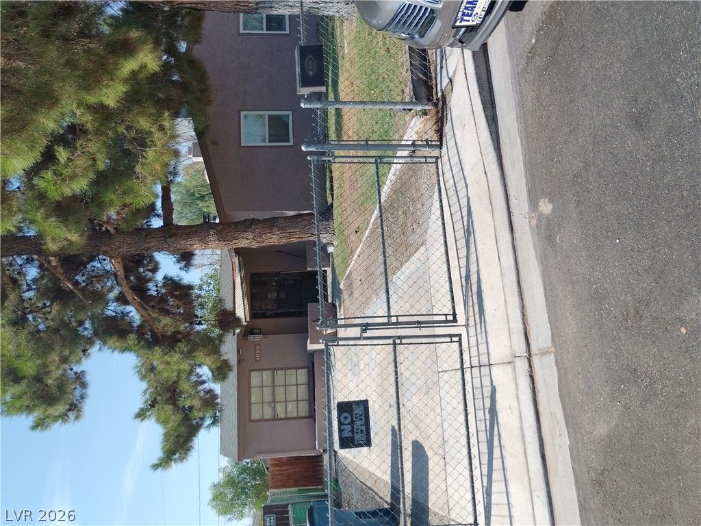 1028 Francis Avenue — photo 3 of 11